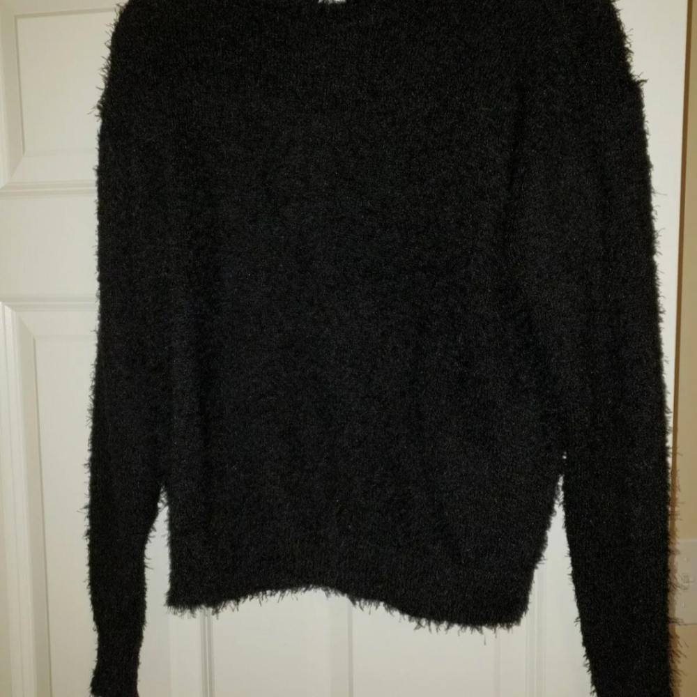 Ladies NWT Black Fozzy long sleeved sweater size small from H & M.